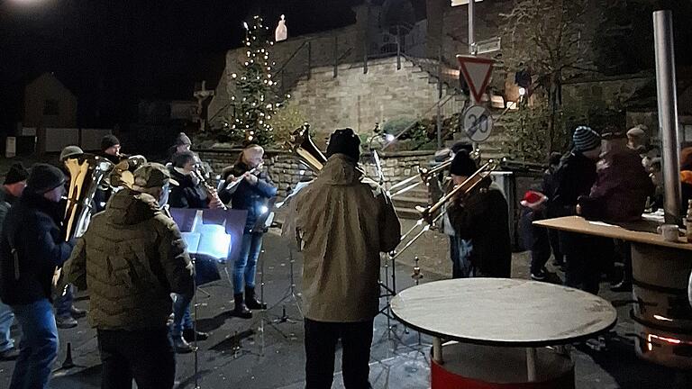 Am Vorabend des ersten Adventssonntags, um Punkt 17 Uhr erstrahlte der Christbaum vor der Schwemmelsbacher Pfarrkirche zum ersten Mal festlich. Mittlerweile hat es sich eingebürgert, dass es dazu ein kleines Fest gibt. In diesem Jahr war die Feuerwehr für Speisen und Getränke zuständig.