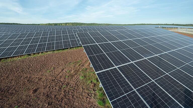 In Bundorf im Landkreis Haßberge ging 2023 Bayerns größter Solarpark mit Bürgerbeteiligung ans Netz. In Bundorf im Landkreis Haßberge ging 2023 Bayerns größter Solarpark mit Bürgerbeteiligung ans Netz.