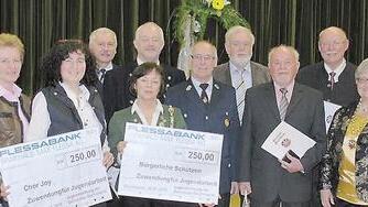 Geehrt: Landrat Florian Töpper ehrte mit den Bürgermeistern Margarete Königer (links), Helga Fleischer und Hans-Jürgen Schwartling (rechts) Peter Stadler, Claudia Vogel, Gerd Eichhorn, Wolfgang Düringer, Brigitte Zorn, Peter Gehles, Hans Fischer, Gerd Müller und Emil Heinemann (von links).