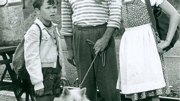 Heinz Rühmann mit Rolf Pinegger, Maren-Inken Bielenberg und Hund Bello auf dem Bahnhof in Marktbreit.