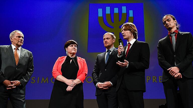 Verleihung Simon-Snopkowski-Preis 2018       -  Für das Projekt &bdquo;Local traces of Jewish life in Europe&ldquo; erhielten Schüler des Regiomontanus-Gymnasiums Haßfurt den Simon-Snopkowski-Preis. Schulleiter Max Bauern (links) und Lehrerin Alexandra Weber begleiteten die Schüler Jonas Glöckner, Andreas Scherbach und Moritz Thelenberg (weiter von links), die stellvertretend für alle Beteiligten zur Preisverleihung nach München reisten.