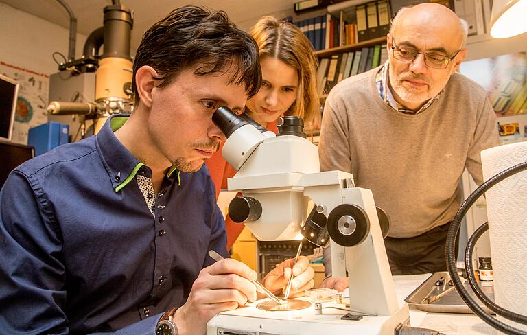 Wissenschaftler und Fotograf im Labor: Die Biologen Mirko Wölfling und Britta Uhl am Mikroskop bei Stefan Diller.&nbsp;