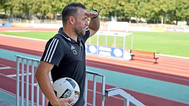 Christian Brauner hat den Ort seiner sportlichen Tätigkeit verlagert. Im Bild ist er noch im Willy-Sachs-Stadion in Schweinfurt zu sehen, wo er das Nachwuchsleistungszentrum des FC 05 leitete. Nun trainiert er auf dem Sportplatz in Altbessingen, direkt an der Kreisstraße MSP 1. Christian Brauner hat den Ort seiner sportlichen Tätigkeit verlagert. Im Bild ist er noch im Willy-Sachs-Stadion in Schweinfurt zu sehen, wo er das Nachwuchsleistungszentrum des FC 05 leitete. Nun trainiert er auf dem Sportplatz in Altbessingen, direkt an der Kreisstraße MSP 1.