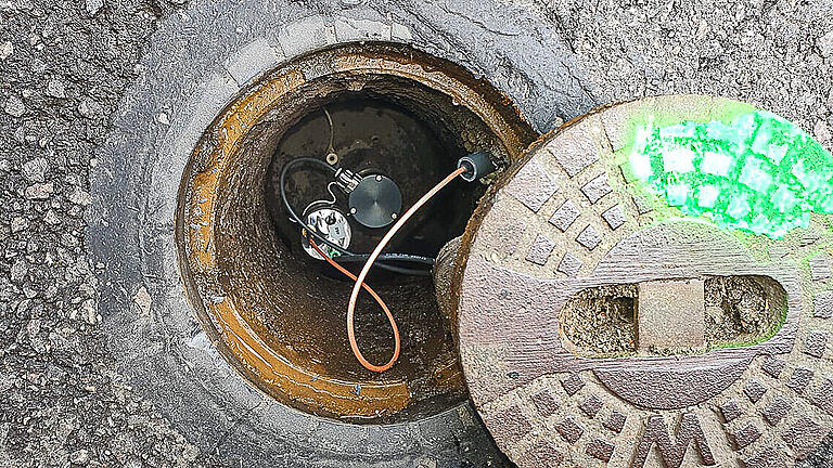 Pilotversuch abgeschlossen: Mit Hilfe von Datenloggern, die auf Wasserschiebern in der Straße installiert werden, konnten bei mehreren Wasserrohrbrüchen in Neuhütten Strömungsgeräusche aufgenommen werden.