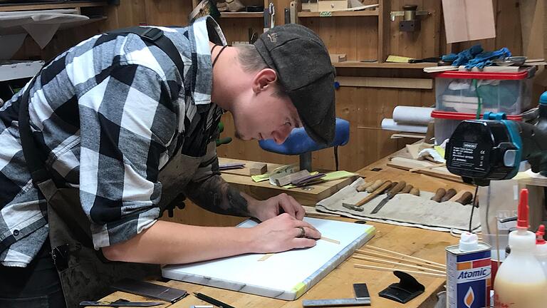 Ron Zenk ist Geselle in der Werkstatt des Gitarrenbauers Hermann Gräfe. Im Frühjahr will auch er sich auf Wanderschaft begeben. Ron Zenk ist Geselle in der Werkstatt des Gitarrenbauers Hermann Gräfe. Im Frühjahr will auch er sich auf Wanderschaft begeben.