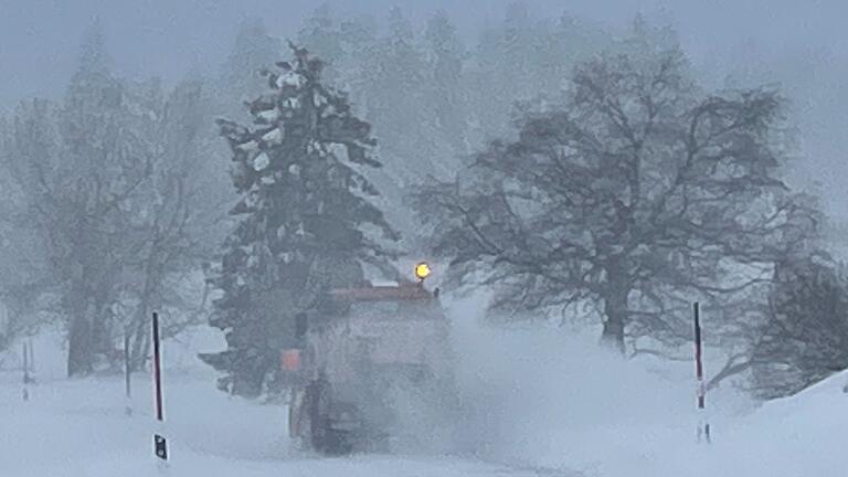 Eine andere Welt: Entlang der Hochrhönstraße kann es für Autofahrer dieser Tage durch Schneewehen von jetzt auf gleich etwas gespenstisch werden.