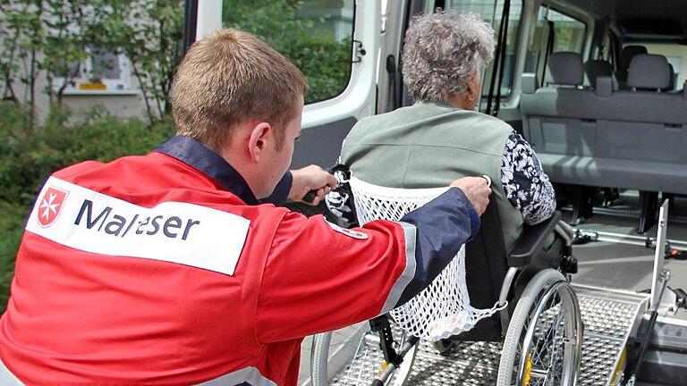 Bundesfreiwilligendienst.jpeg       -  Wer im Zivildienst gearbeitet hat, war oftmals bei der Pflege und Unterstützung von hilfsbedürftigen Menschen im Einsatz.