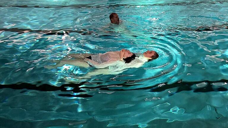 Die Ehrenamtlichen der Wasserwacht übernehmen im Eberner Hallen- und Freibad jährlich viele Stunden Dienst in der Badeaufsicht. Um für den Ernstfall gewappnet zu sein, trainieren die Rettungsschwimmer immer wieder, wie hier das Abschleppen einer verunglückten Person im Wasser.