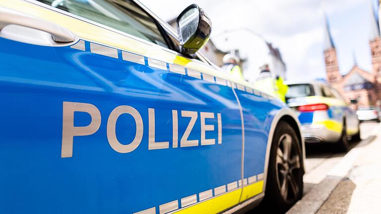 Mehrere Einsatzkräfte der Polizei waren auf der Raststätte im Einsatz.