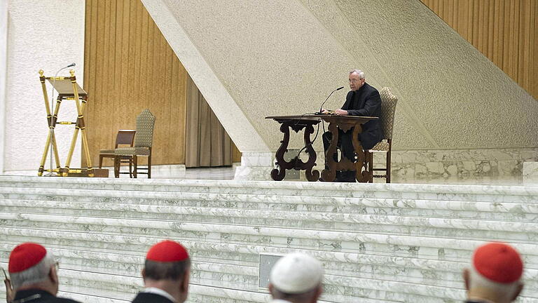 0002097299.jpg       -  Marko Ivan Rupnik 2016 bei einer Veranstaltung in der Halle Paul VI. im Vatikan – im Publikum: Papst Franziskus (Zweiter von rechts).