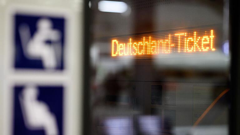 Deutschlandticket.jpeg - «Deutschland-Ticket» steht in einem Zug auf dem Display. Deutschlandticket.jpeg - «Deutschland-Ticket» steht in einem Zug auf dem Display.