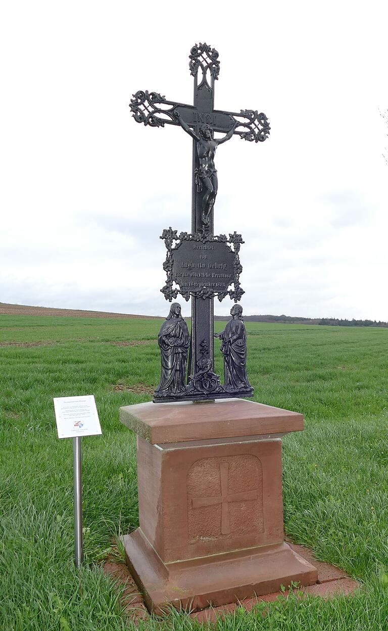 Das gusseiserne Kreuz ist 1885 als Danksagung für einen glimpflich verlaufenen Hausschaden errichtet worden. Die Ehrenamtlichen haben das Denkmal renoviert. Das gusseiserne Kreuz ist 1885 als Danksagung für einen glimpflich verlaufenen Hausschaden errichtet worden. Die Ehrenamtlichen haben das Denkmal renoviert.