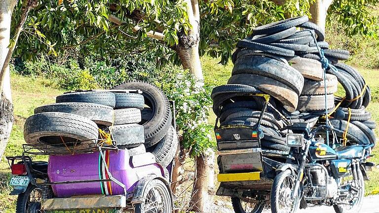 Reifentransport: Unglaublich, was man alles auf ein Motorradtrike packen kann. Reifentransport: Unglaublich, was man alles auf ein Motorradtrike packen kann.