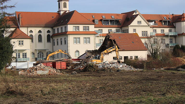 Abrissarbeiten diese Woche auf dem Aloysianumsgelände für das geplante Wohnbauprojekt. Abrissarbeiten diese Woche auf dem Aloysianumsgelände für das geplante Wohnbauprojekt.