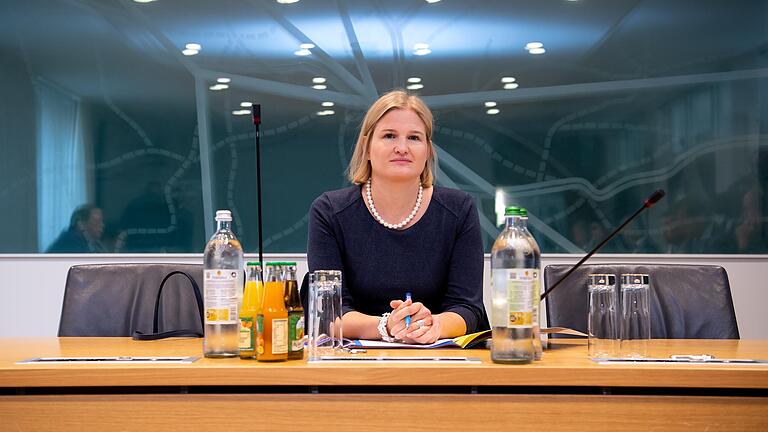 Führt eine tief zerstrittene AfD im Landtag in großen Schritten Richtung rechtem Rand: Die unter fragwürdigen Umständen in ihrem Amt bestätigten Fraktionschefin Katrin Ebner-Steiner. Führt eine tief zerstrittene AfD im Landtag in großen Schritten Richtung rechtem Rand: Die unter fragwürdigen Umständen in ihrem Amt bestätigten Fraktionschefin Katrin Ebner-Steiner.