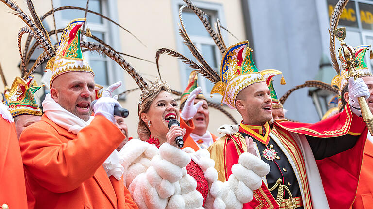 Die Faschingssaison ist eröffnet! Am Samstag 11.11.23 um 11.11 Uhr fand die Vorstellung des neuen Prinzenpaars Kata Habon und Phil Ruthmann mit dem Motto: 'Mit Blick für Herz und Betreuung' am Sternplatz in Würzburg statt.