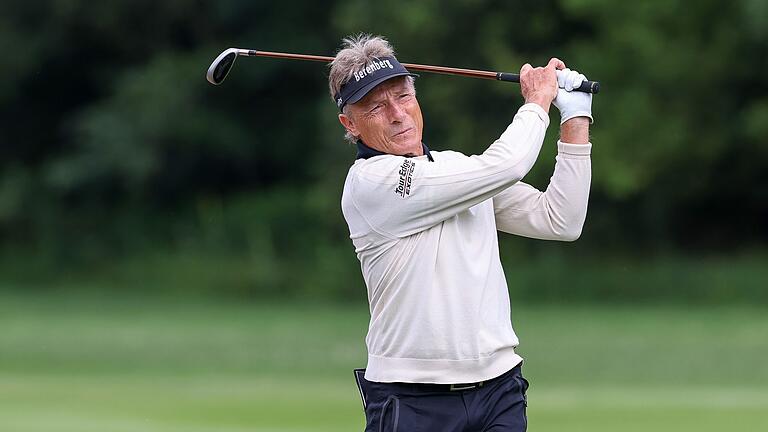 Golf: BMW International Open in München       -  Deutschlands Bernhard Langer schlägt den Ball.