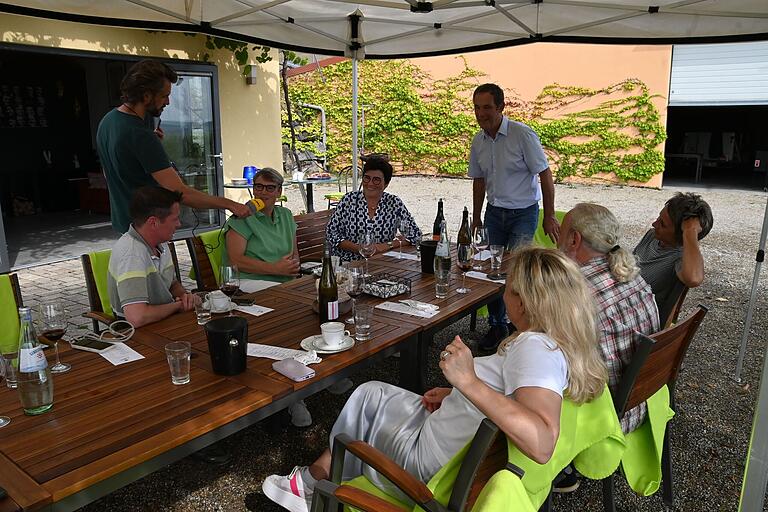 Mitten im Weinberg hatten Konrad Schlör und seine Frau Monika für die Gewinner des SWR1-Pfännle-Gewinnspiels eine kulinarische Weinprobe organisiert. Da fühlten sich alle wohl und berichteten des Öfteren über die Eindrücke live im Radio. Mitten im Weinberg hatten Konrad Schlör und seine Frau Monika für die Gewinner des SWR1-Pfännle-Gewinnspiels eine kulinarische Weinprobe organisiert. Da fühlten sich alle wohl und berichteten des Öfteren über die Eindrücke live im Radio.