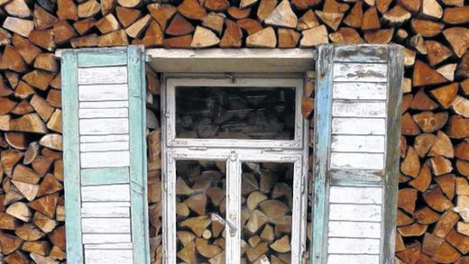 Viel vor der Hütte: Die Deutschen bunkern rund 50 Millionen Festmeter Scheitholz &ndash; auf diesem Bild in Remlingen (Lkr. Würzburg).