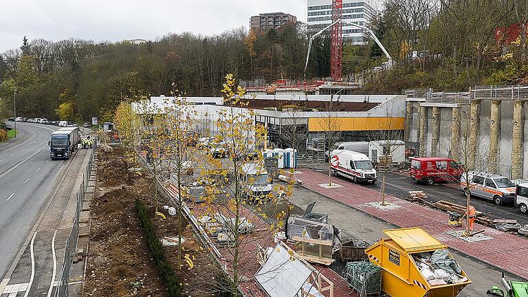 Einige Stadträte machten sich bei einem Rundgang über die Baustelle des fast fertigen Lidl in der Versbacher Straße ein Bild von der Situation. Die Eröffnung ist am 7.Dezember.