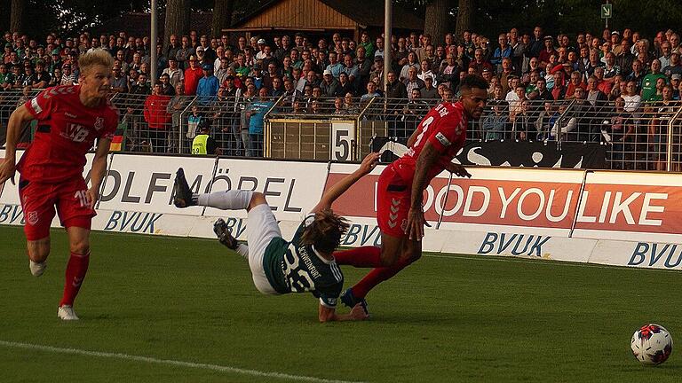 Nach der 1:2-Niederlage am Montagabend in Schweinfurt wollen die Aubstädter um Michael Dellinger (rechts) und Steffen Behr (links) im Heimspiel gegen Heimstetten die ersten Punkte in der Regionalliga einfahren.