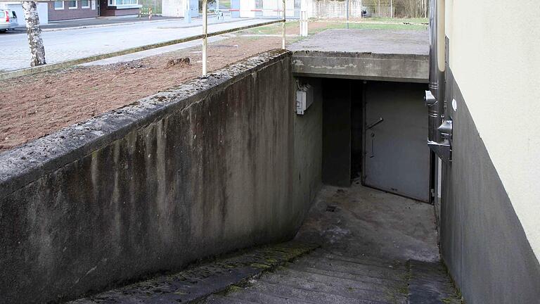 Eingang zum Atombunker: Unter dem 'Dokumentationszentrum Hainberg-Kaserne' in Mellrichstadt (Lkr. Rhön-Grabfeld) liegt ein Atombunker, der aus museumswissenschaftlichen Gründen erhalten geblieben ist.