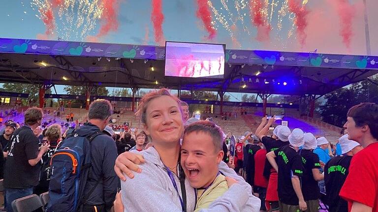 Finja und Vincent Nieswandt bei der Eröffnungsfeier der nationalen Special Olympics in Berlin.