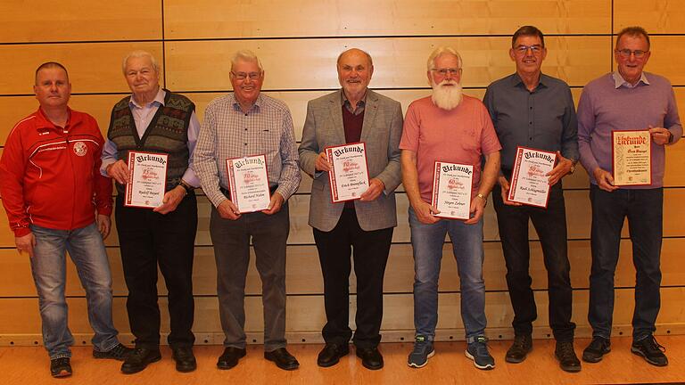 Im Bild Andreas Deckert (1. Vorsitzender); Rudolf Bayerl (75 Jahre), Ehrenvorsitzender Richard Nahm (70 Jahre), Erich Brennfleck (70 Jahre), Jürgen Zehner (60 Jahre), Rudi Schlagmüller (50 Jahre), Gerd Spiegel (Ernennung zum Ehrenfunktionär). Auf dem Bild fehlen Otmar Schäfer für 65 Jahre, Klaus Geiger für 60 Jahre und Roland Schäfer für 50 Jahre. Im Bild Andreas Deckert (1. Vorsitzender); Rudolf Bayerl (75 Jahre), Ehrenvorsitzender Richard Nahm (70 Jahre), Erich Brennfleck (70 Jahre), Jürgen Zehner (60 Jahre), Rudi Schlagmüller (50 Jahre), Gerd Spiegel (Ernennung zum Ehrenfunktionär). Auf dem Bild fehlen Otmar Schäfer für 65 Jahre, Klaus Geiger für 60 Jahre und Roland Schäfer für 50 Jahre.