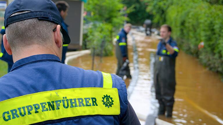 Helfer der Fachgruppe Wasserschaden/Pumpen mehrerer bayerischer Ortsverbände, unter anderem aus Marktheidenfeld und Lohr, waren gemeinsam in Walpershofen (Saarland) im Einsatz und haben Wasser und Schlamm abgepumpt.