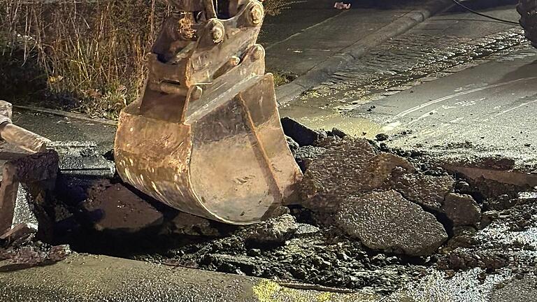 Zur genaueren Lokalisierung des Gaslecks in Niederwerrn wurde noch in der Nacht mithilfe eines Bauunternehmens die Straße mit einem Bagger aufgerissen und die Gasleitung freigelegt. Zur genaueren Lokalisierung des Gaslecks in Niederwerrn wurde noch in der Nacht mithilfe eines Bauunternehmens die Straße mit einem Bagger aufgerissen und die Gasleitung freigelegt.