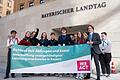 Übergabe von Unterschriften gegen Schul-Exen in Bayern       -  Sie haben es mit ihrer Petition bis in den Landtag geschafft: Bayerische Schülerinnen und Schüler.