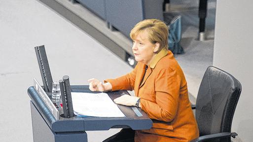 Im Sitzen: Bundeskanzlerin Angela Merkel (CDU) bei ihrer Regierungserklärung im Bundestag. Im Sitzen: Bundeskanzlerin Angela Merkel (CDU) bei ihrer Regierungserklärung im Bundestag.