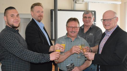 Auf die Arbeit des Hofheimer Bauhofs stießen an (von links): Stephan Zuber, Oliver Hesse, Rainer Elflein, Manfred Fasl und Bürgermeister Wolfgang Borst. Auf die Arbeit des Hofheimer Bauhofs stießen an (von links): Stephan Zuber, Oliver Hesse, Rainer Elflein, Manfred Fasl und Bürgermeister Wolfgang Borst.