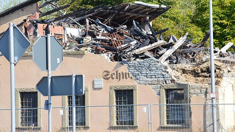 Ruine an der Staatsstraße 2245: Das frühere Gasthaus Schwarze Pfütze bei Rottershausen.