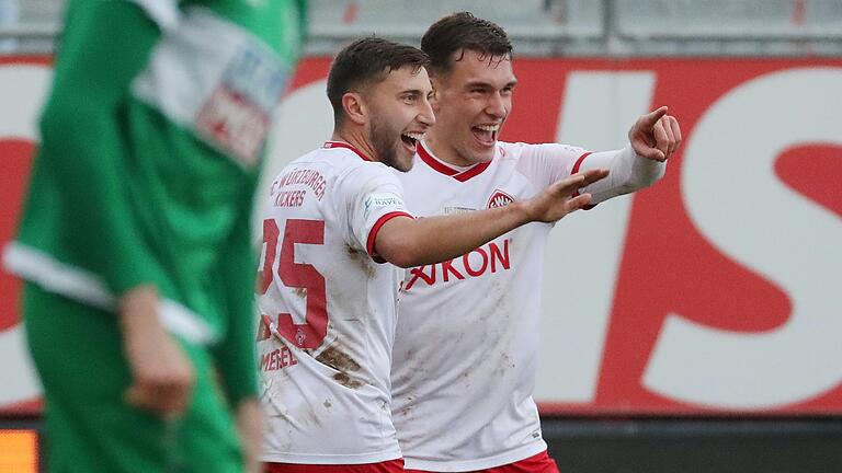 Fingerzeig an die Konkurrenz: Dominik Meisel (links) und Torschütze Marius Wegmann bejubeln das 2:0. Am Ende setzten sich die Würzburger Kickers gegen Eichstätt mit 3:1 durch.