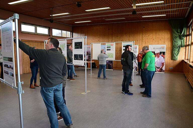 Mehrere Schautafeln verdeutlichen die Auswirkungen der drei neuen Windkraftanlagen, die bei Heckfeld geplant sind. Der Projektierer informierte vollumfänglich die wenigen Besucher in der Sporthalle des SV Heckfeld.