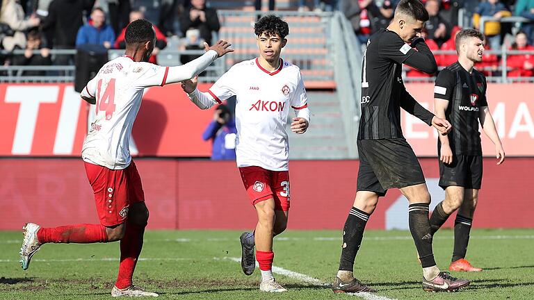 Genau genommen der einzige Unterschied zwischen den Derby-Kontrahenten: Am Ende durften die etwas besseren Würzburger Kickers (von links Saliou Sané und André Leipold) jubeln, der FC 05 Schweinfurt (von rechts Jacob Engel und Ivan Mihaljevic) letztlich zu Recht nicht.