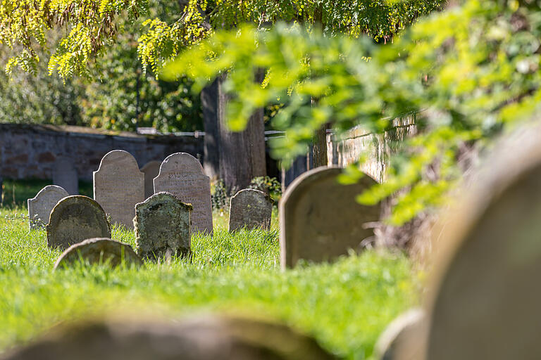 Die Wanderung führt am Jüdischen Friedhof vorbei. Der Friedhof entstand im Jahre 1639 einige hundert Meter östlich des Stadtrandes. Die Wanderung führt am Jüdischen Friedhof vorbei. Der Friedhof entstand im Jahre 1639 einige hundert Meter östlich des Stadtrandes.