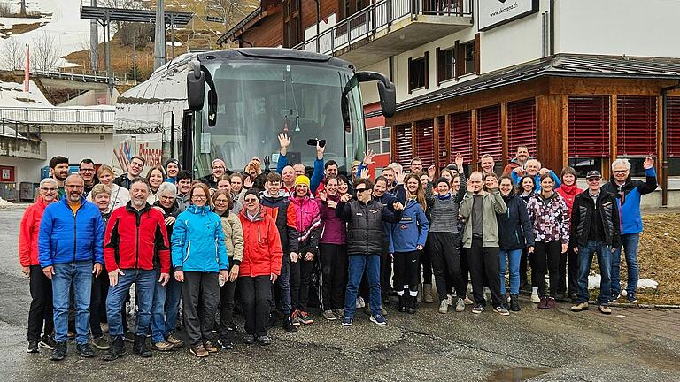 Sichtlich zufriedenen Teilnehmer der Osterskifreizeit des BLSV 2024 in Sedrun mit den beiden Organisatoren Astrid Limpert und Klaus Greier (links vorne).