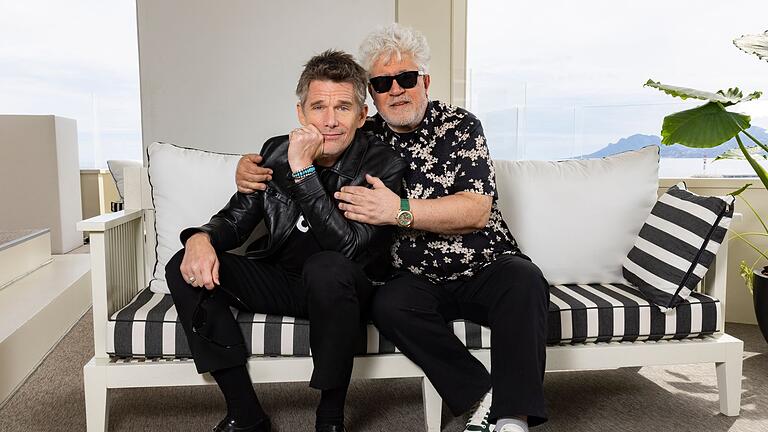 Pedro Almodóvar und Ethan Hawke       -  Hawke lobt den spanischen Regisseur in höchsten Tönen. (Foto Archiv)