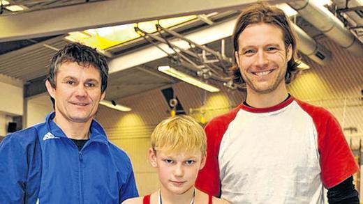 Strahlendes TVU-Trio: Die Trainer Uwe Werner (links) und Michael Karg (rechts) mit ihrem erfolgreichen Schützling Nico Klüglein.