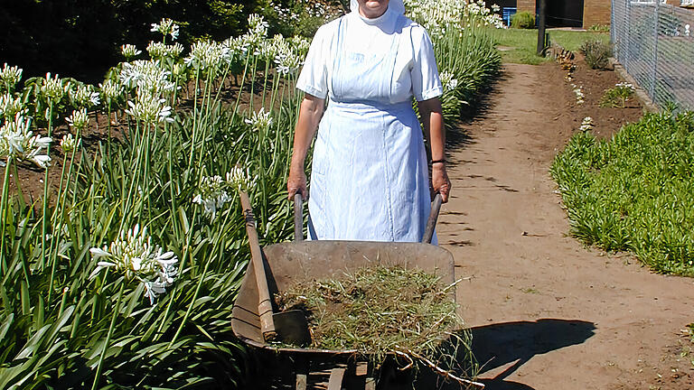 Sr. Rosa vor rund 20 Jahren in ihrem Garten in Eshowe. Hier hat sie nicht nur Gemüse und Obst für die eigene Versorgung angebaut, sondern auch den Menschen gezeigt, wie das geht.