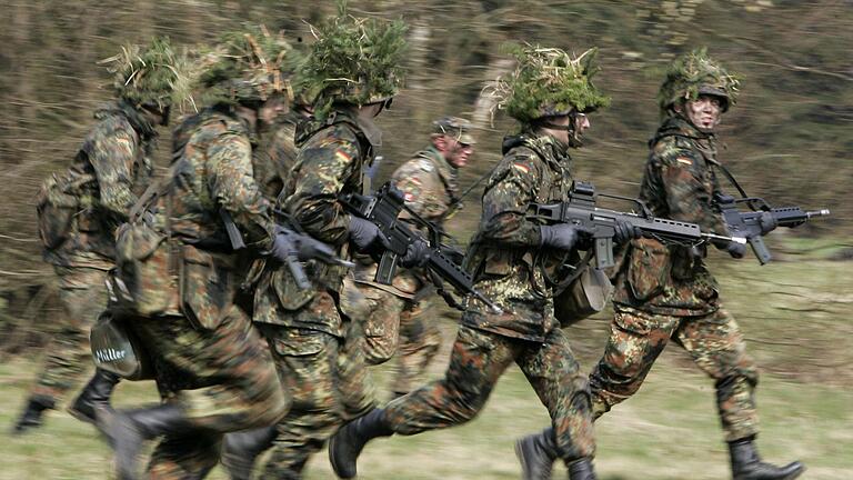 Grundausbildung bei der Bundeswehr.jpeg       -  2011 war die Wehrpflicht in Deutschland nach 55 Jahren ausgesetzt worden.