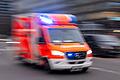 Krankenwagen im Einsatz       -  Der Fahrer der Kehrmaschine wurde in ein Krankenhaus gebracht. (Symbolbild)