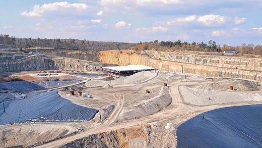 Blick auf die Deponie: Gerade wird an der Basisabdichtung weiter gebaut, um den lange anvisierten Bermen-Übergang zu schaffen.