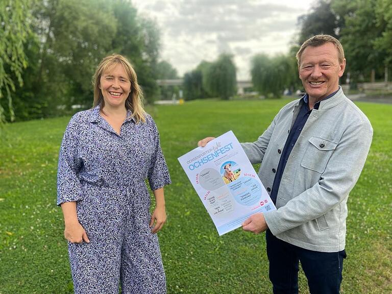 Julia Moutschka vom Stadtmarketing Ochsenfurt und Bürgermeister Peter Juks präsentieren das Programm. Julia Moutschka vom Stadtmarketing Ochsenfurt und Bürgermeister Peter Juks präsentieren das Programm.