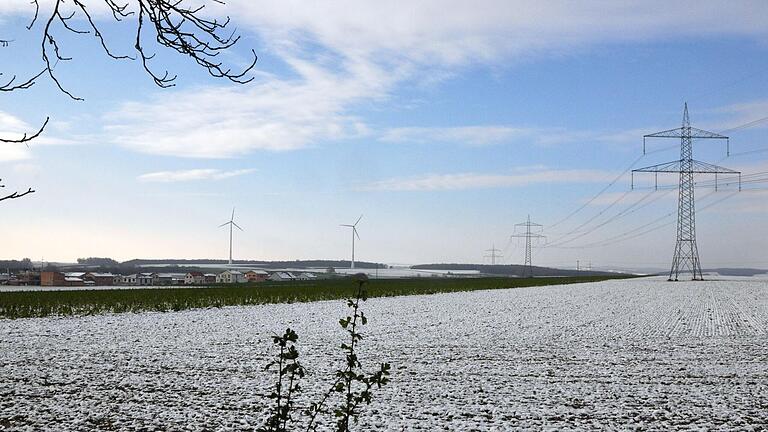 Am nördlichen Ortsrand von Waigolshausen steht bereits eine 380-KV-Freileitung. Jetzt soll auch noch die Fulda-Main-Leitung P43 dort vorbeigeführt werden.