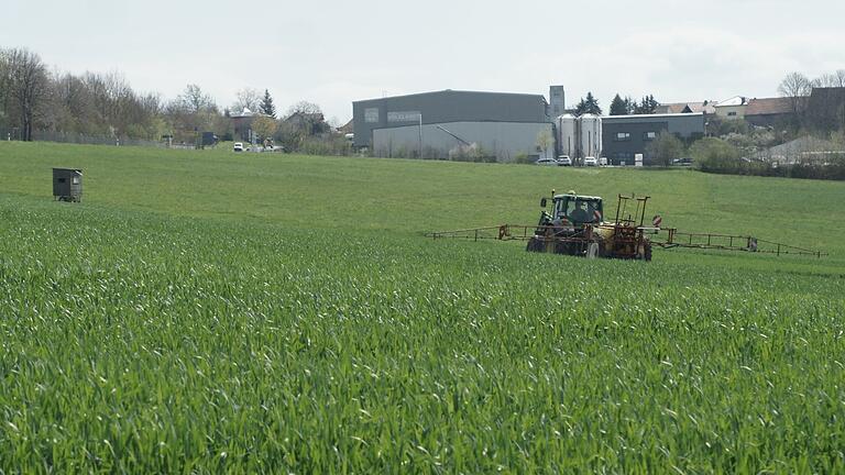 Im Frühjahr 2023 wurde das Feld nördlich des bestehenden Gewerbegebiets Schildeck (im Hintergrund) noch bestellt. Ab 2026 will sich dort die Firma Patzer Erden GmbH ansiedeln.