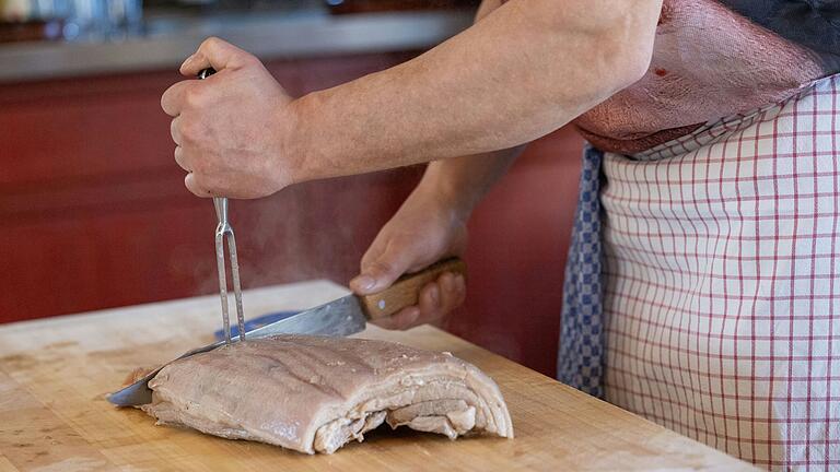 Die Schweinfurter Schlachtschüssel gilt seit 2024 sogar als immaterielles UNESCO-Kulturerbe. Das Fleisch stammt natürlich von hier. Die Schweinfurter Schlachtschüssel gilt seit 2024 sogar als immaterielles UNESCO-Kulturerbe. Das Fleisch stammt natürlich von hier.