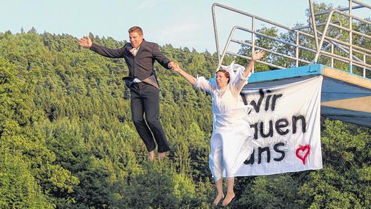 AUGUST: Cathrin Gutermuth und Daniel Vierheilig geben sich bei einem Sprung vom Fünf-Meter-Brett des Freibads Burgsinn das Ja-Wort. AUGUST: Cathrin Gutermuth und Daniel Vierheilig geben sich bei einem Sprung vom Fünf-Meter-Brett des Freibads Burgsinn das Ja-Wort.